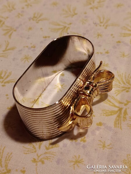 4 silver-plated napkin rings in a box
