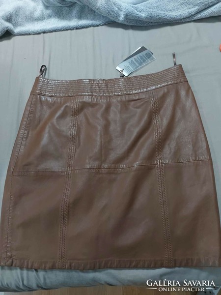 New, high-quality leather skirt s. Oliver