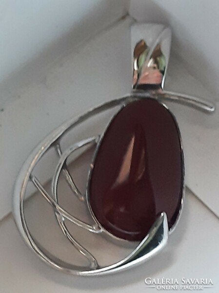 A beautiful classically shaped silver pendant with carnelian stones. With 925 marks!