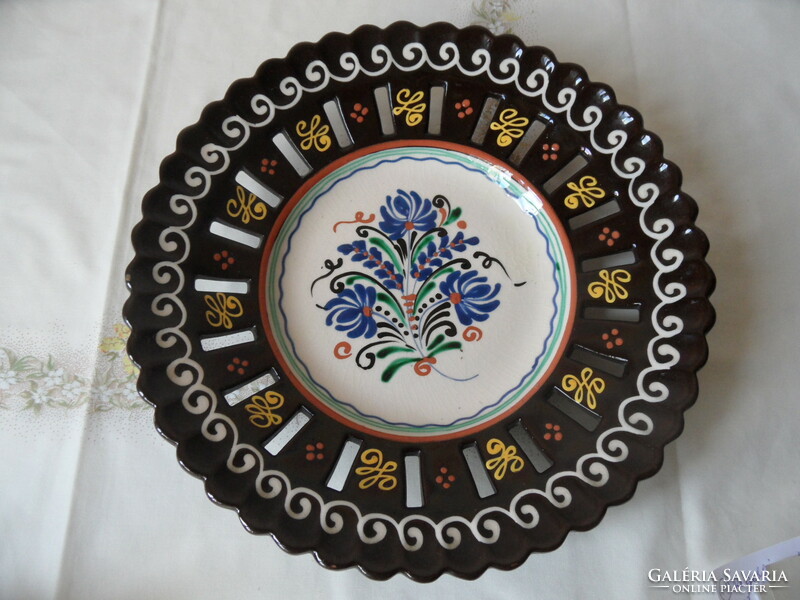 Ceramic wall plate with openwork edge (30 cm.)