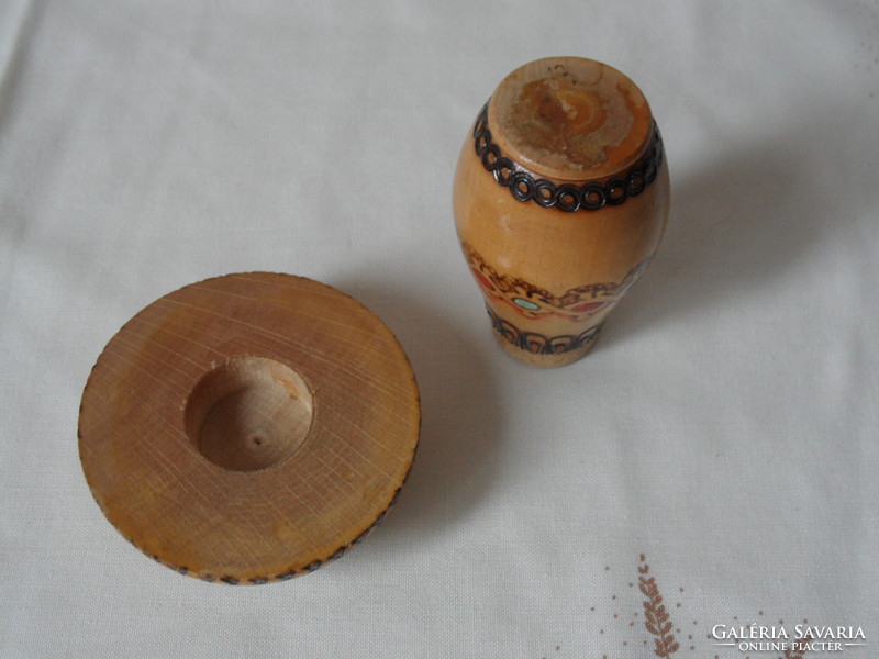 Retro, régi kézműves fa gomba, dobozka