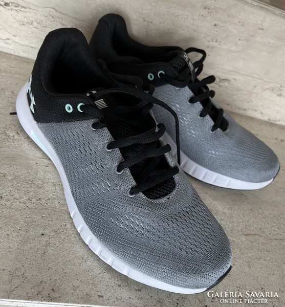 Under armor women's sports shoes-running shoes- like new