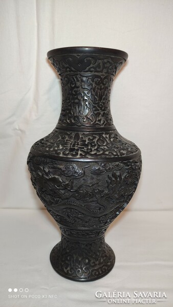 Fekete jelzett faragott cinóber vagy  rezin váza 30 cm