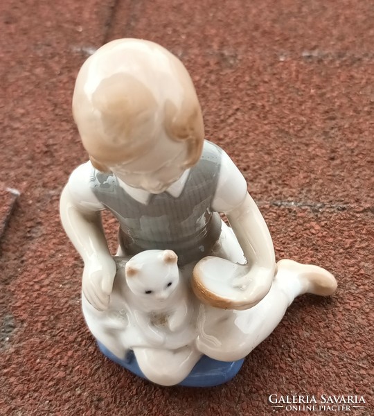 Unter Blase porcelán figura - Cicát etető kislány