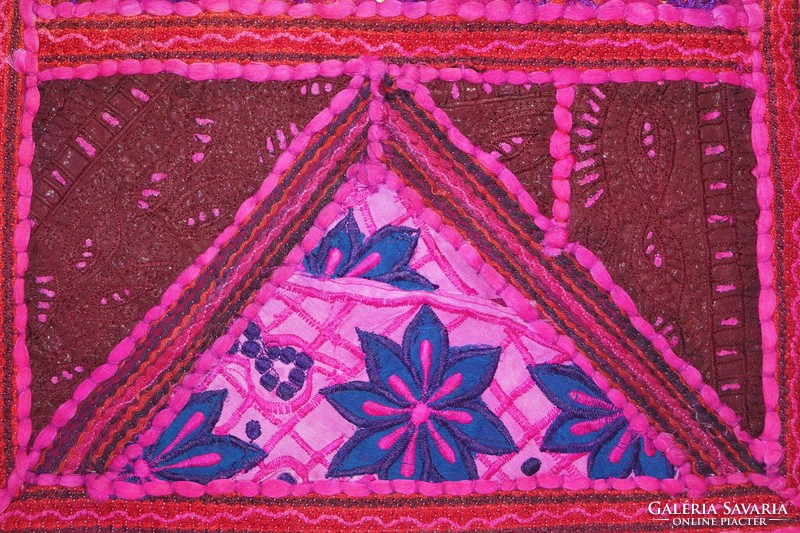 Pink, virágos indiai textilekből készült, géppel és kézzel hímzett, patchwork közepes női kézitáska