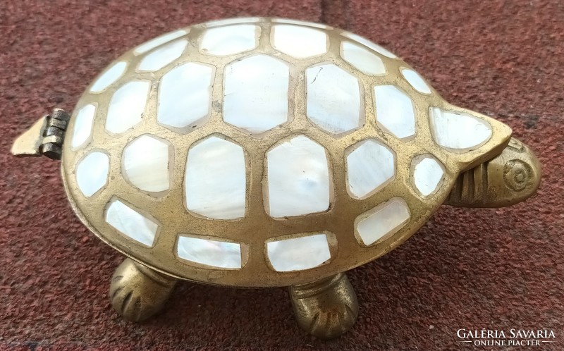 Réz teknős ékszertartó kagylóberakással
