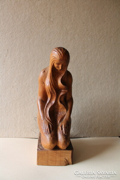 Kneeling woman (statue)