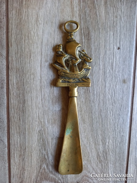 Wonderful old copper shoe spoon (22.2x3.5 cm)