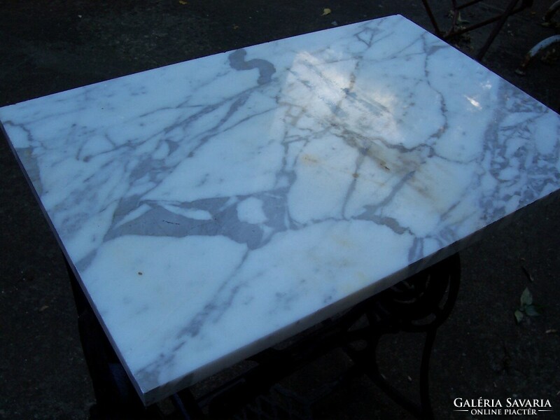 Varrógéplábas márvány asztal Puttóval az oldalán!!