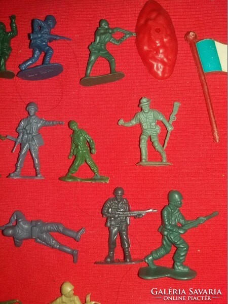 Retro trafikáru bazáráru műanyag játék katona katonák csomagban egyben képek szerint 24