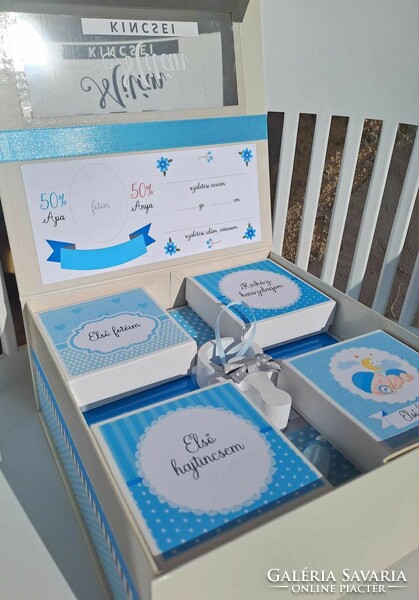Baby treasure keepsake box with magnetic closure, two levels inside and labeled boxes. 22X22x10cm