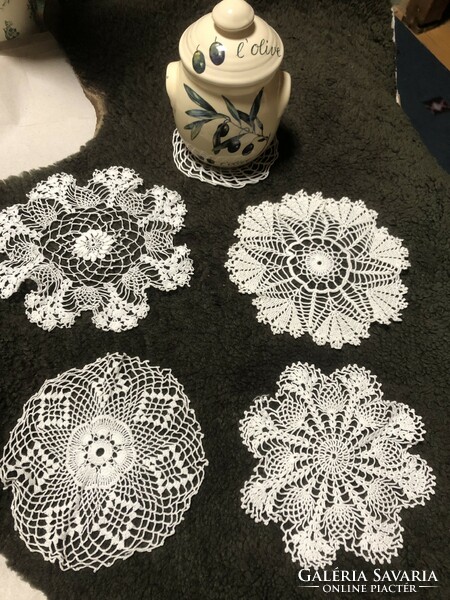 4+1 Handmade crocheted lace with beautiful workmanship and small patterns