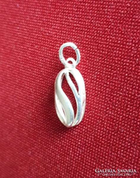 Oval marked silver pendant / pendant with twisted pattern