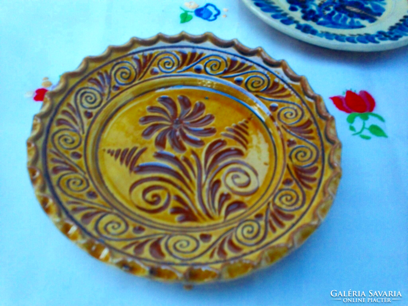 Sümeg Patonai_Mázas festett kerámia fali tányérok