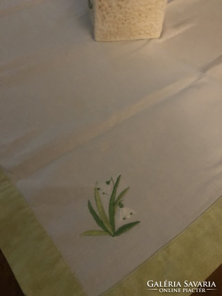 Hóvirág mintával  himzett asztalterítő, asztalközép