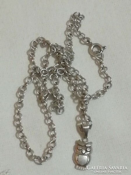 Silver women's necklace and pendant.