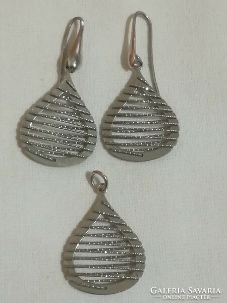 Gyönyörű kézműves  ezüst fülbevaló pár medállal.