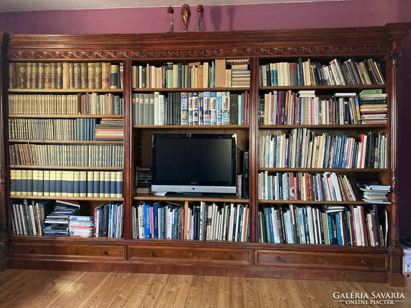 Nagy antik könyves szekrény