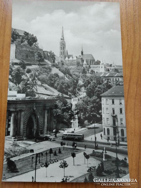 Régi képeslap,Budapest, Részlet a Mátyás-templommal és a Halászbástyával, postatiszta