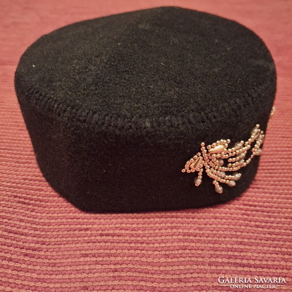 Fekete kalap Afrika kollekció, gyöngy díszítés