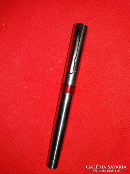 Ballpoint pen with a retro metal cap and a thick silver cover, as shown in the pictures