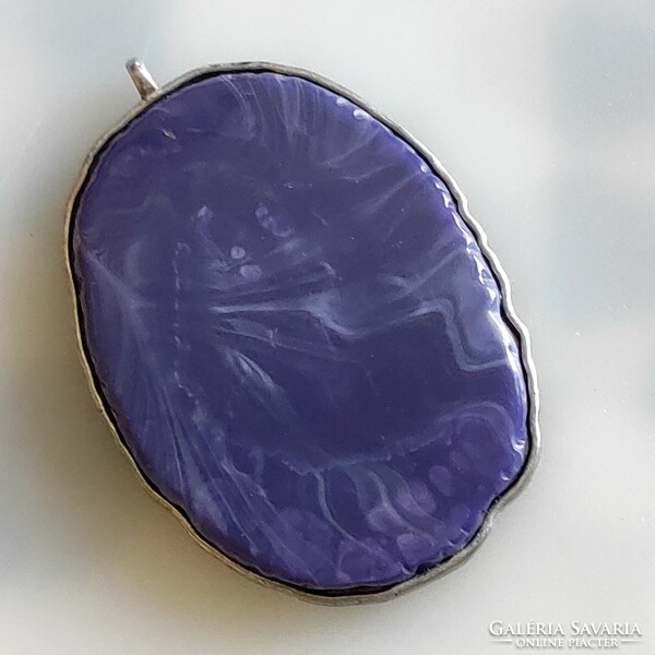 Plastic pendant with amethyst effect