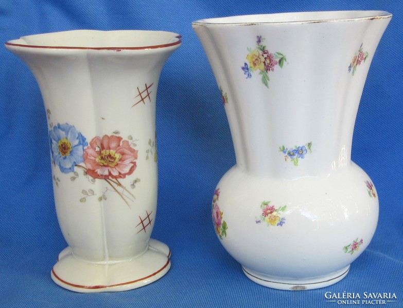 2 db retró virágmintás  porcelán váza,egy enyhén hibás 13,5 cm , 13 cm magas