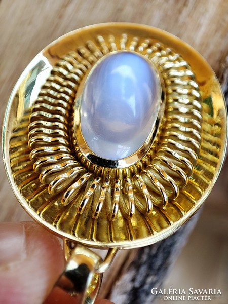 18K gold chain with unique moonstone pendant