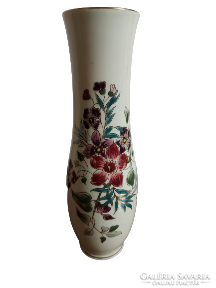 Zsolnay porcelán virágmintás váza, körpecsétes, szignózott (Gadáné), kézzel festett, 25cm magas