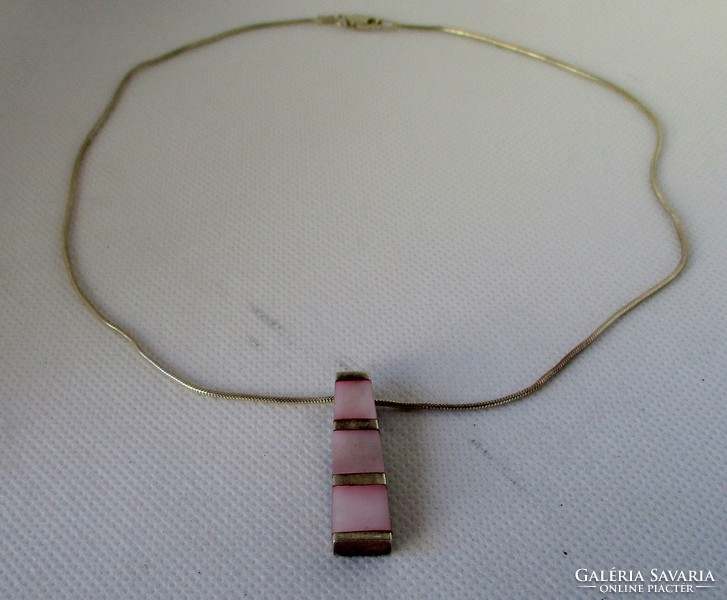 A wonderful silver necklace with a pink mother-of-pearl pendant