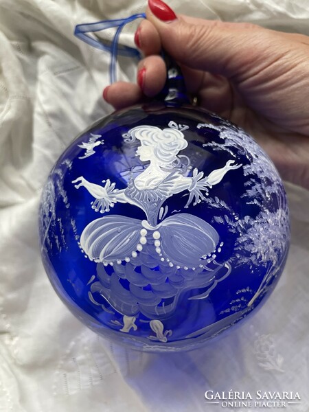 Kézzel festett hölgy alakos akasztható kék gömb dísz, karácsonyfa dísz