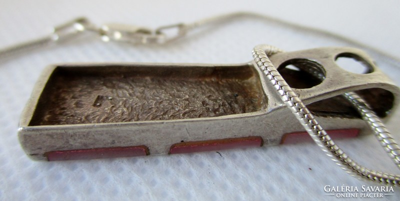 A wonderful silver necklace with a pink mother-of-pearl pendant