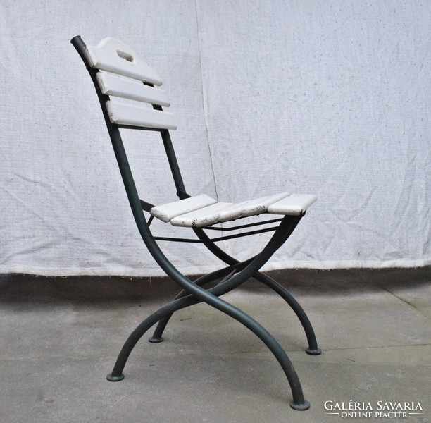 Vas szék , hajlított cső , lécezett ülőfelület összecsukható , normál méret 1 db.