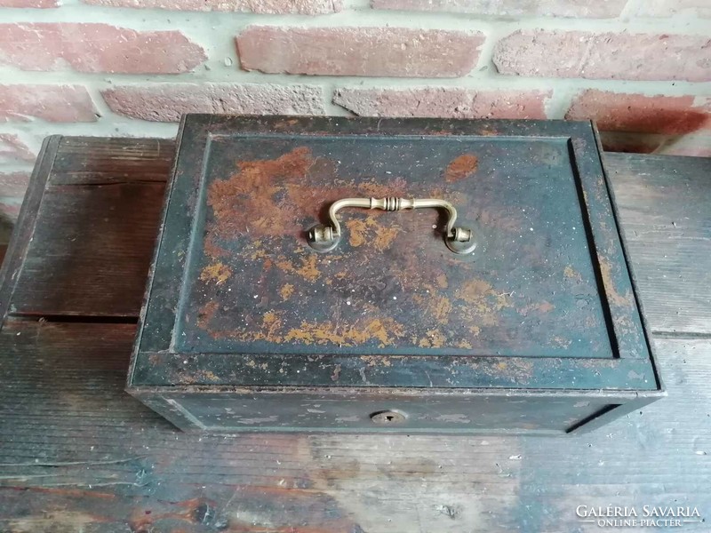 Money cassette, small armor with nice patina, cash chest, valuables, cash register from the end of the 19th century