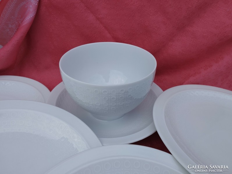 Gyönyörű hófehér porcelán süteményes tányér ( 4 db ) és szószos tál, Alka