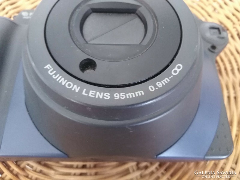 Fuji film instax 100 - camera with 95 mm, f14 lens