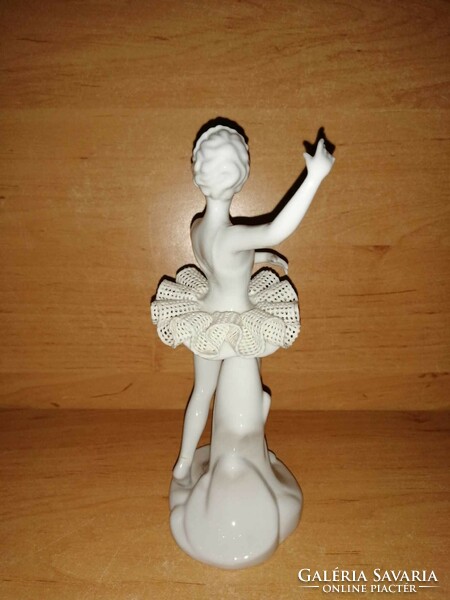 Fehér porcelán tüllszoknyás balerina figura - 18 cm magas