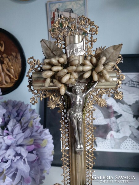 Beautiful, detailed 45 cm crucifix with wax flowers, decorated with charming angels, rare cross