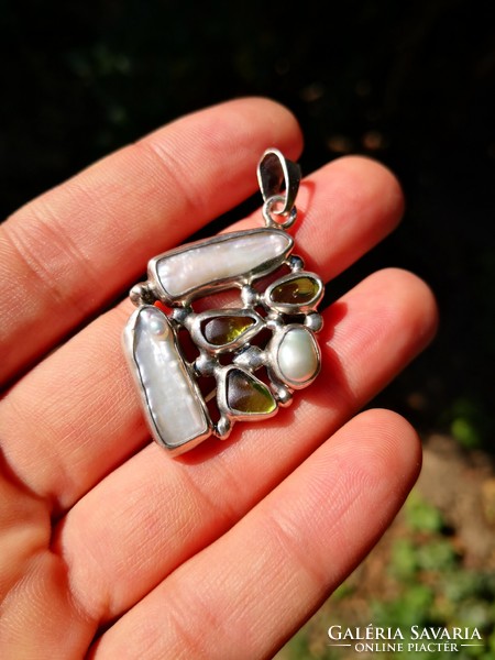 Silver pendant with shells and peridot stones