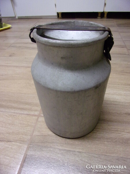 A 10-liter milk jug made of alufix
