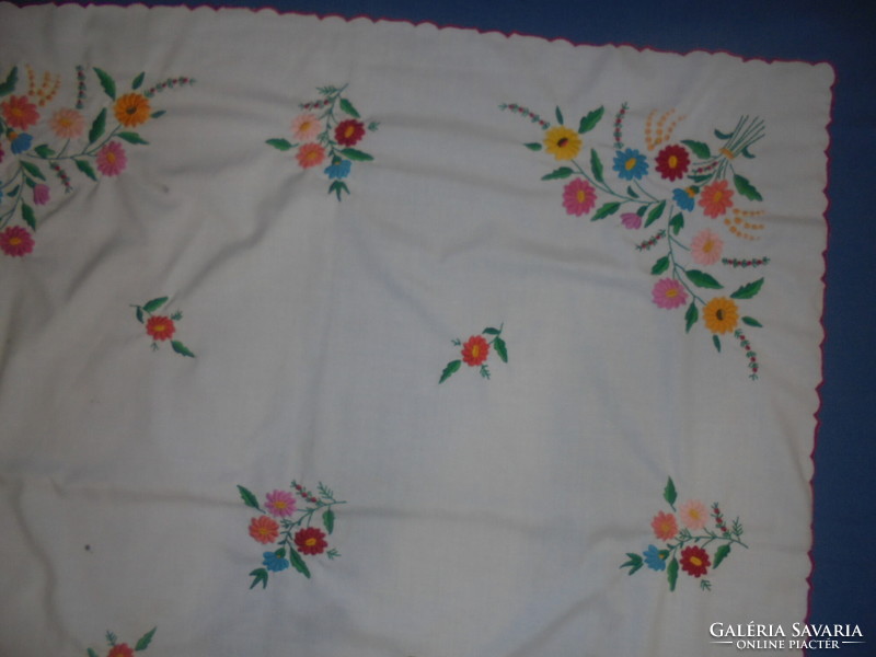 Embroidered flower bouquet tablecloth, tablecloth - handwork