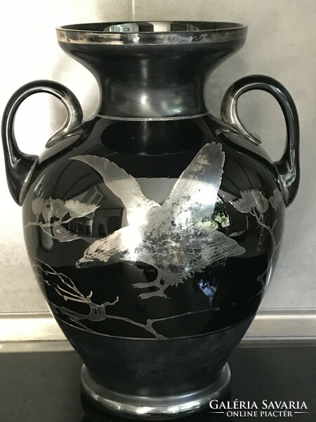 Antik cseh fekete üveg amfóraváza kézzel festett ezüst mintával, 34 cm magas