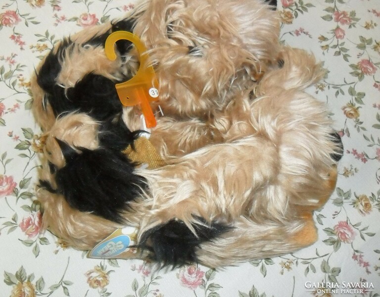 Dog-shaped, soft, warm furry house mom, new, with tags. 31-Es.