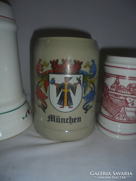 Négy darab porcelán és kerámia söröskorsó együtt - Alföldi, Hollóházi, német,..címeres, galambos,...