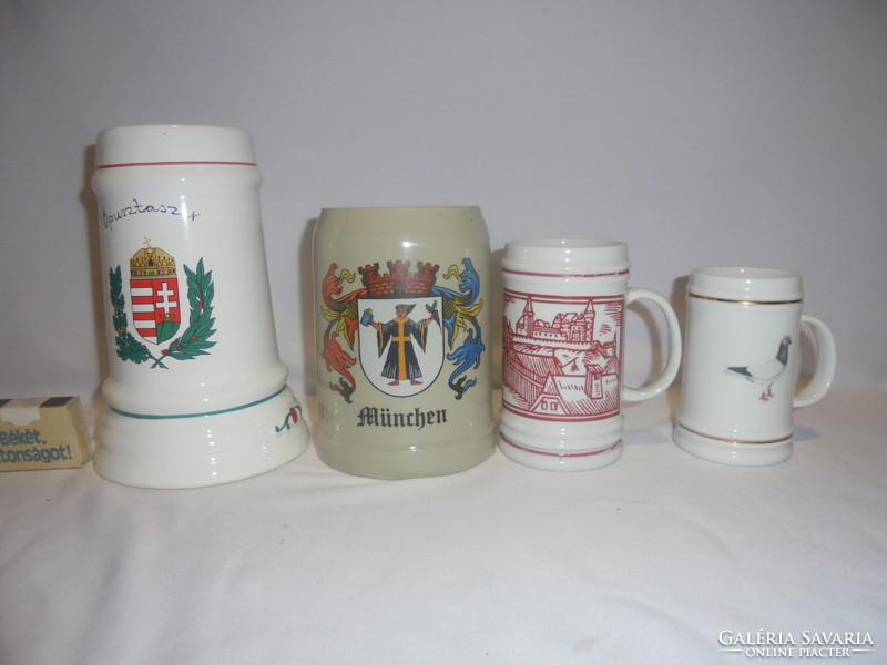 Négy darab porcelán és kerámia söröskorsó együtt - Alföldi, Hollóházi, német,..címeres, galambos,...