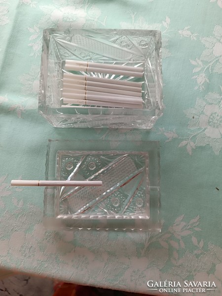 Kristály cigaretta tartó hamutál fedővel (12 x 10 cm)