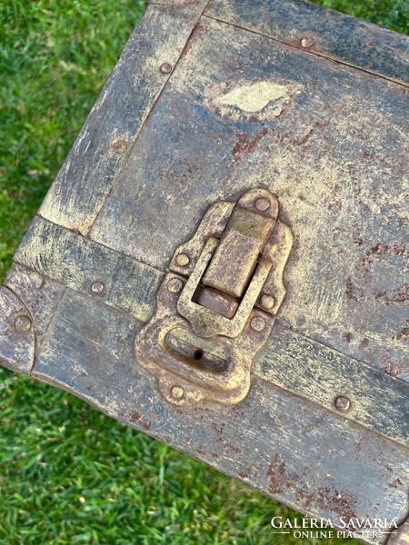 Antik bőrönd koffer régi utazóláda