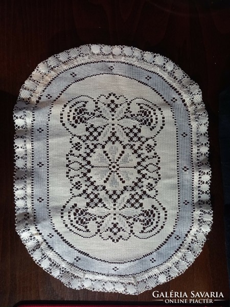 Beautiful oval tablecloth. 13.