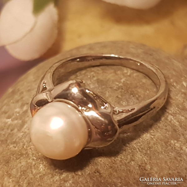Freshwater ring with 0.8 cm pearls.