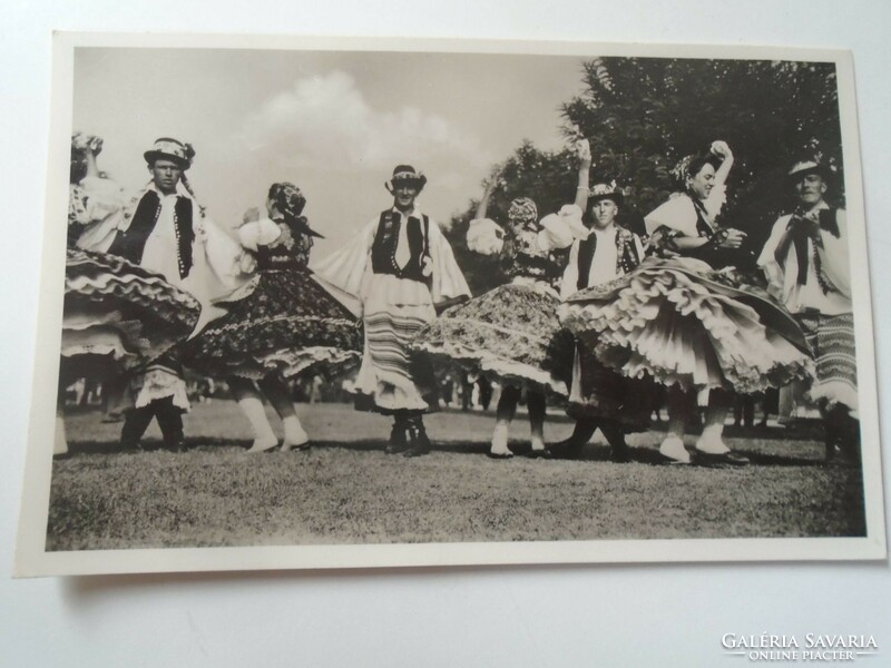 D198837 young people dancing in folk costumes 1940k photo sheet